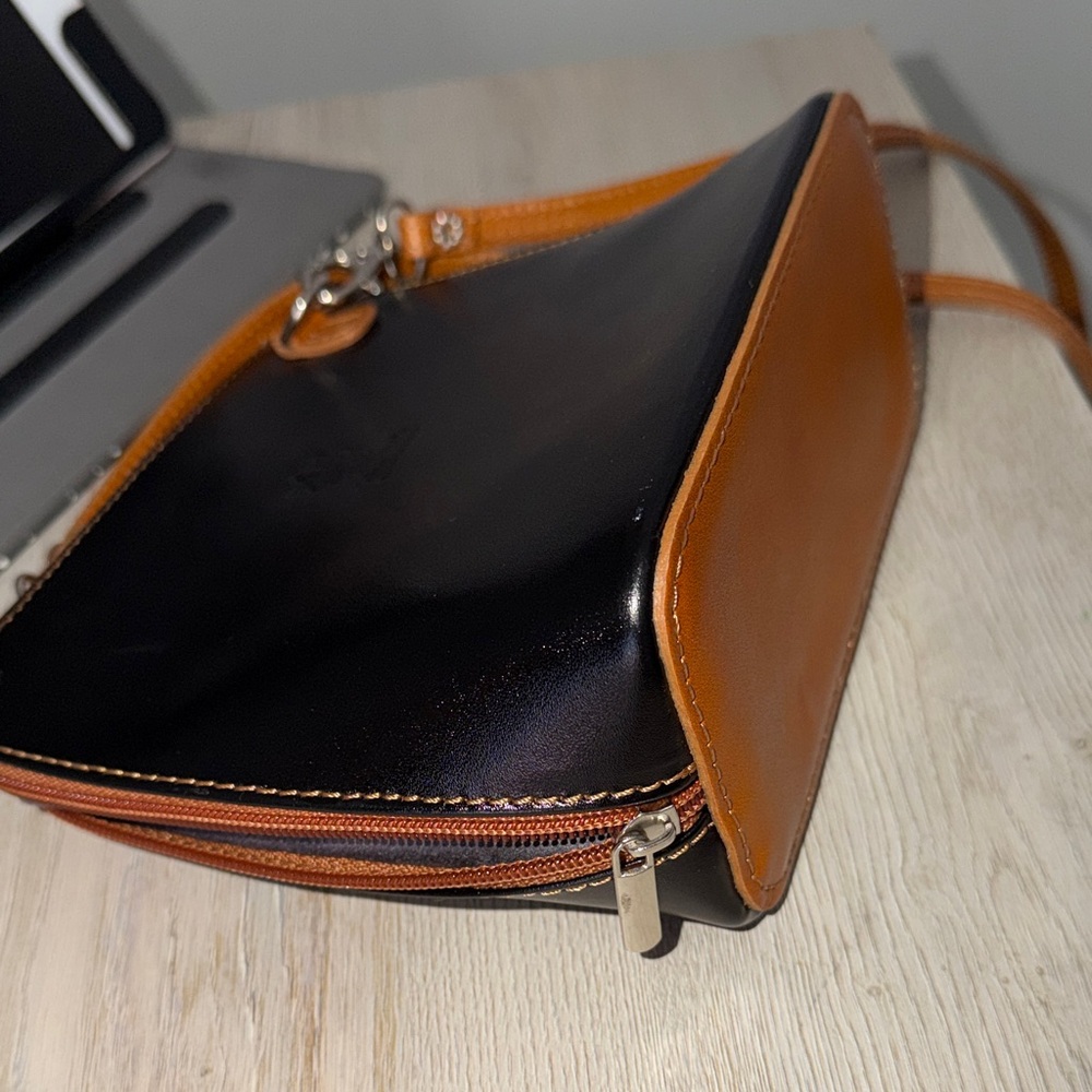Vera Pelle Black and Tan Leather Crossbody Bag - Picture 5 of 5